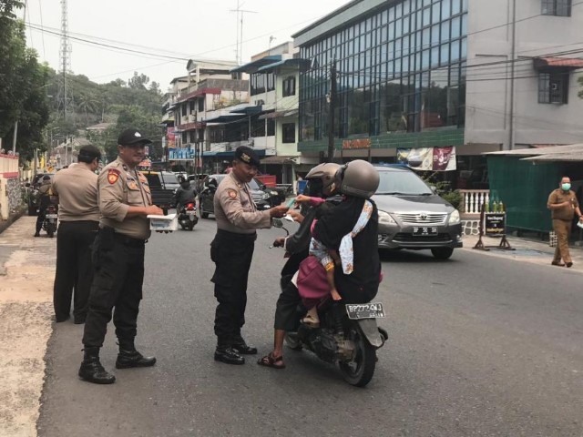 Cegah ISPA Polres Tanjungpinang Bagikan Masker Kepada Pengguna Jalan