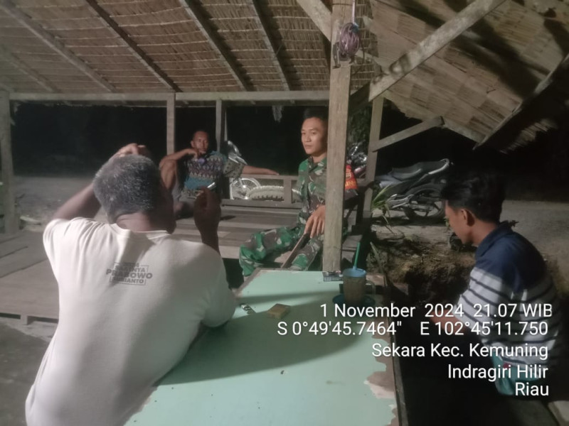 Melalui Ronda Malam, Babinsa Koramil 09/Kemuning Ajak Warga Tingkatkan Kesiapsiagaan dan Kewaspadaan Dini