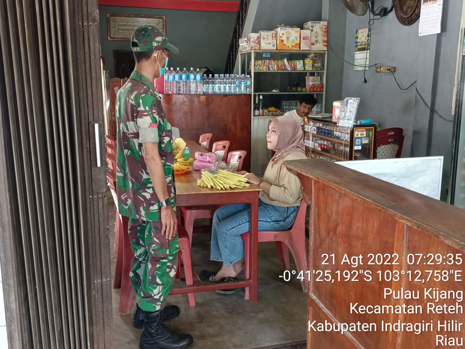 Terus Lakukan Penegakan Prokes Oleh Babinsa Koramil 07/Reteh Di Wilayah Warga Binaan