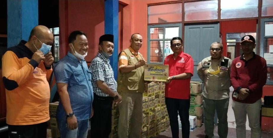 Bupati Inhil Salurkan Bantuan untuk Korban Terdampak Ombak Pasang Tinggi 
