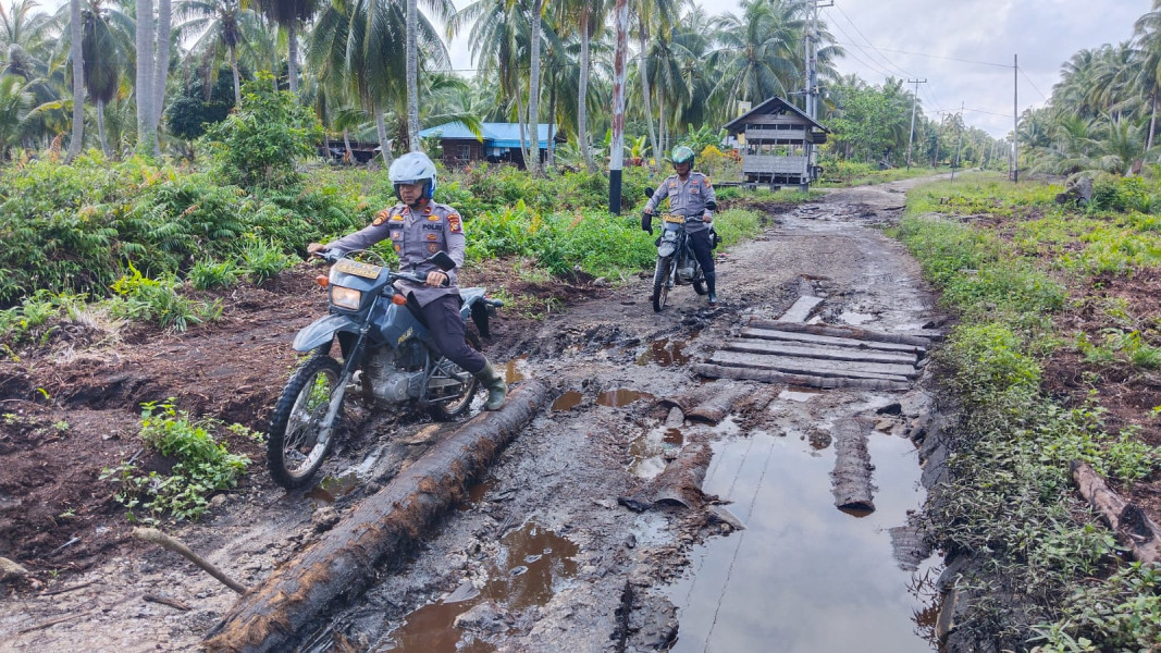 Jalan Berlumpur, Tidak Urungkan Semangat Polsek Rangsang Lakukan Cooling System ke Pelosok Desa
