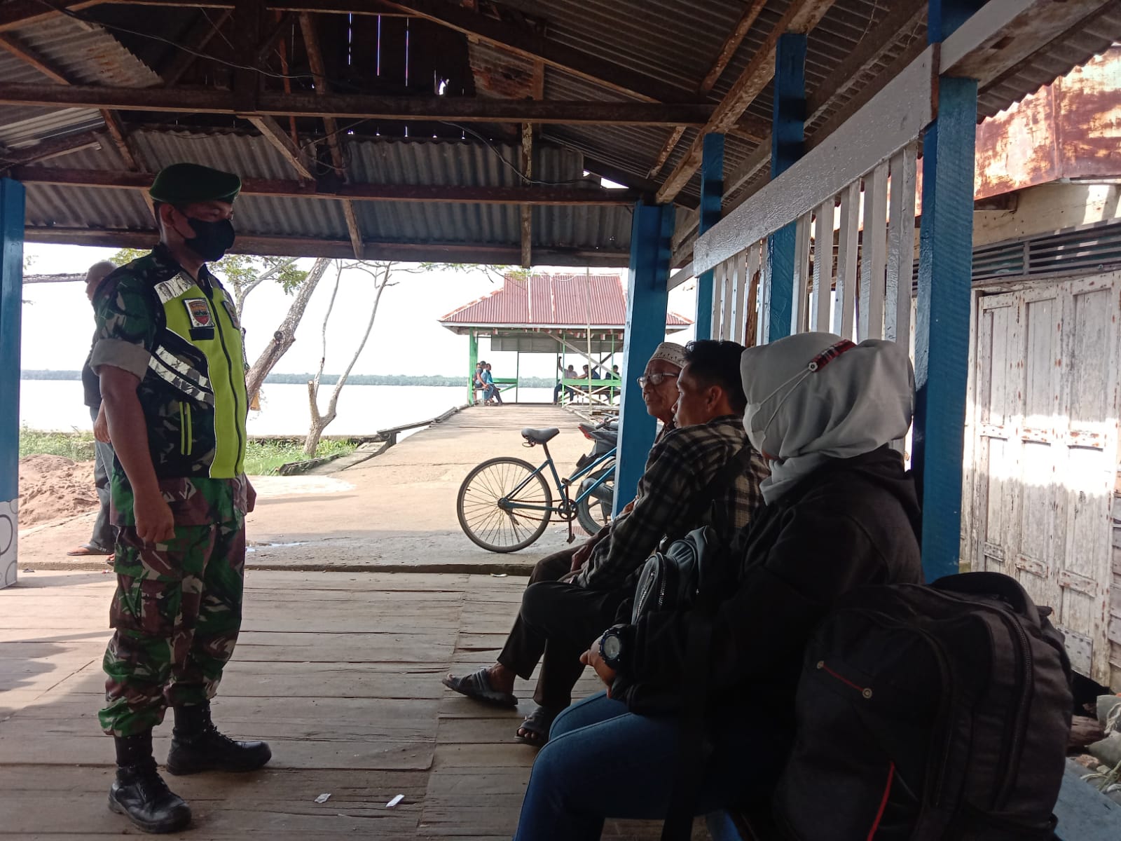 Di Loker Pelabuhan, Anggota Koramil 04/Kuindra Tegakkan Prokes