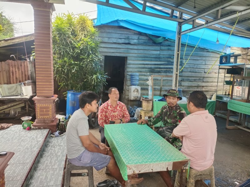 Jaga Kondusifitas Di Bulan Ramadhan, Babinsa Koramil 03/Tpl Komsos Bersama Warga