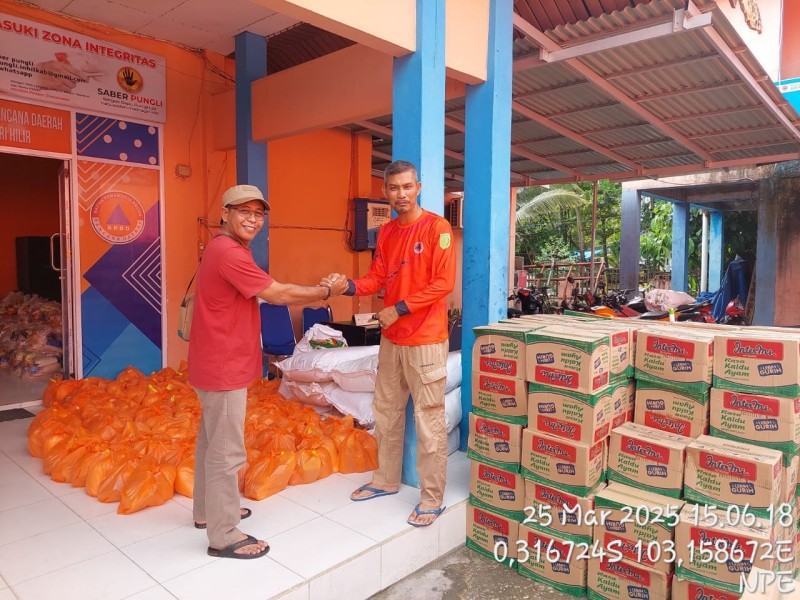 PT. BNS NPE Berbagi Kepada Masyarakat Indragiri Hilir yang Terdampak Banjir