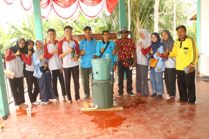 Kukerta Universitas Riau Gelar Sosialisasi Penjernihan Air dan Pembuatan Pestisida Alami di Meranti