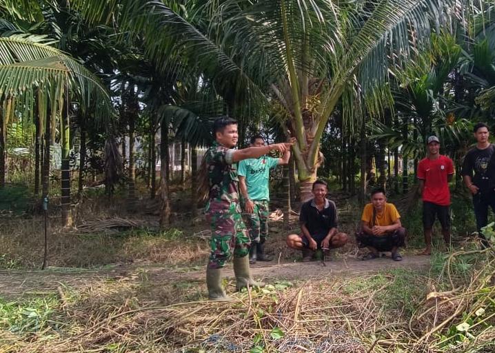 Babinsa 03/Tpl Bersama Pemuda, Goro Bersihkan Lapangan Sepak Bola