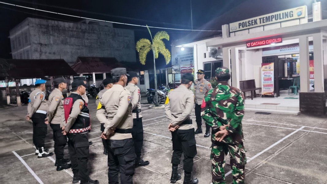 Kapolsek Tempuling Pimpin Apel dan Patroli Dialogis, Wujudkan Sitkamtibmas Kondusif di Wilayah Kecamatan Tempuling