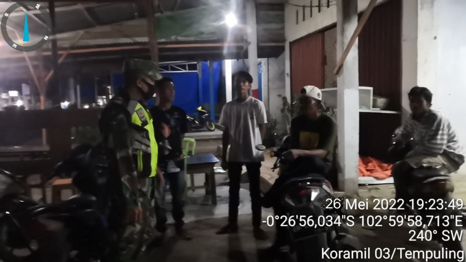 Patroli Babinsa 03/Tempuling Ingatkan Agar Para Pemuda Tidak Mengkonsumsi Minuman Keras