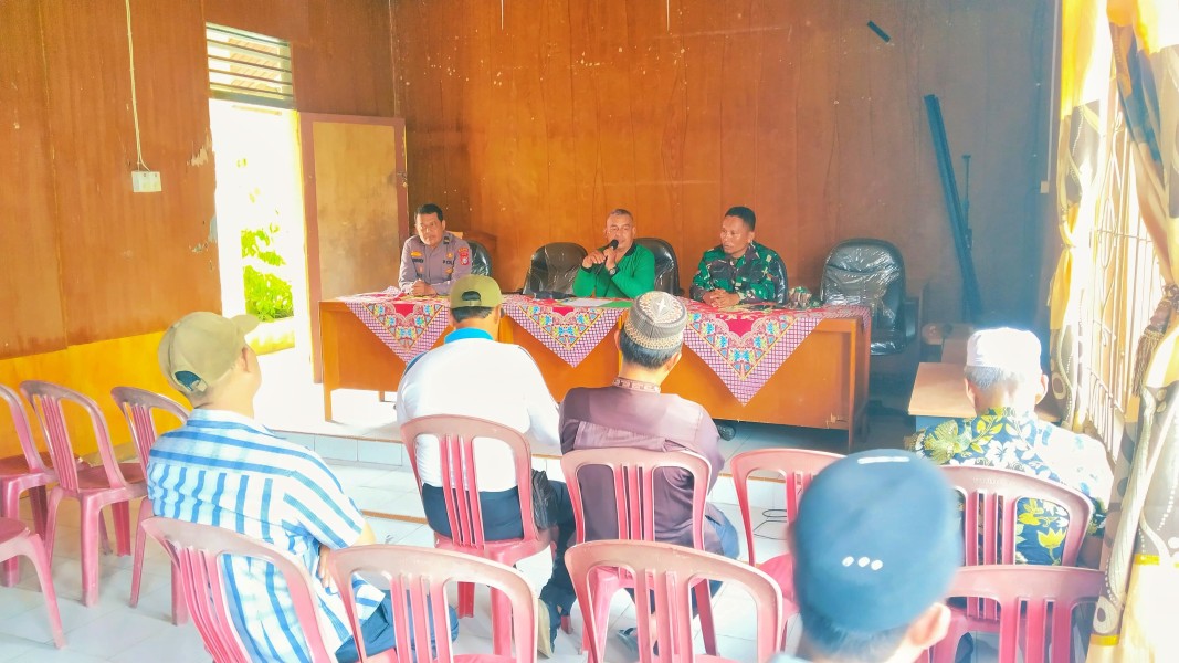 Bhabinsa Koramil 05/Gas Kopda Umar Nasution Komsos Dengan Warga Binaan Jalin Silaturahmi