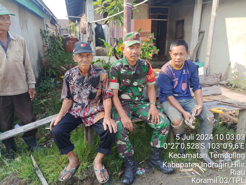 Babinsa 03/Tpl Kopka RH Tambunan Manfaatkan Waktu Istirahat Goro Untuk Komsos Dengan Masyarakat