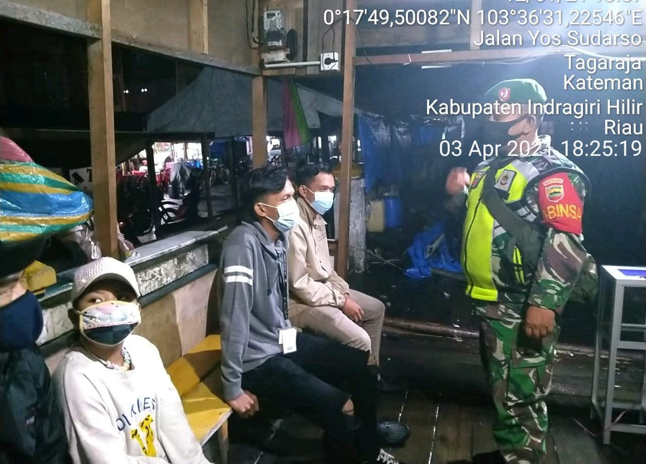 Rutin di Malam Hari, Personil Koramil 06/Kateman Lakukan Gakplin di Pasar Tagaraja