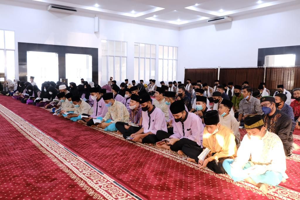 Gelar Yasinan dan Doa Bersama, Kapolda Riau Berikan Santunan Anak Yatim Piatu Dan Office Boy
