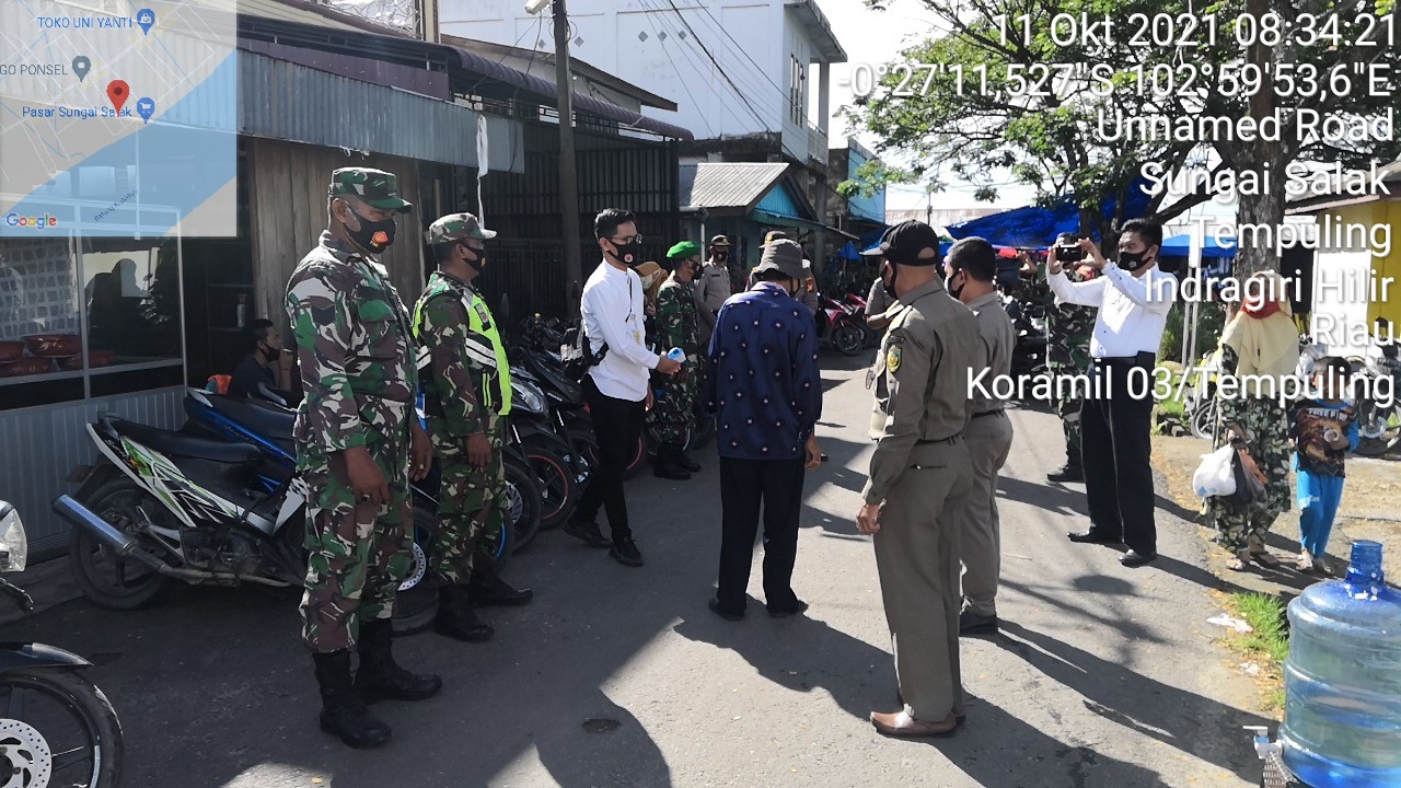 Anggota Koramil 03/Tempuling Sosialisasikan Penegakan Prokes ke Pengunjung Pasar