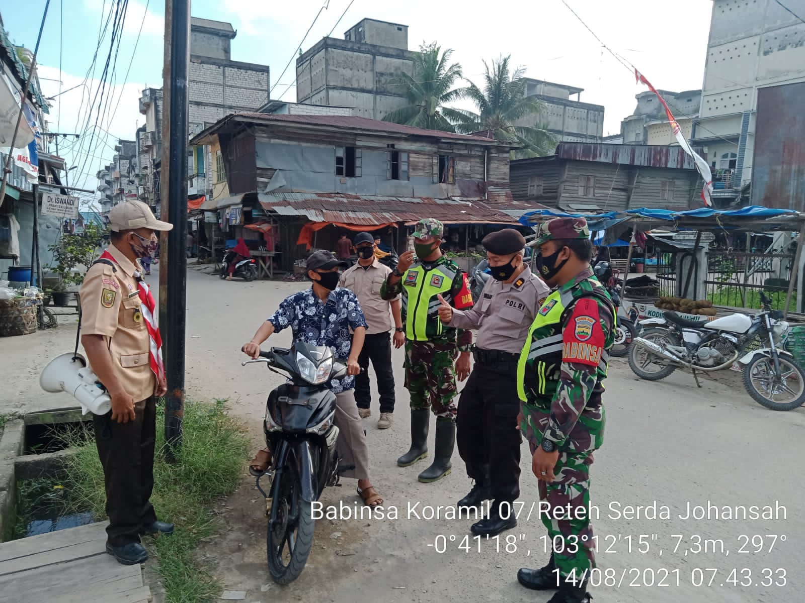 Upaya Pencegahan Covid-19, Koramil 07/Reteh Bersama Polsek Lakukan Penegakan Protokol Kesehatan