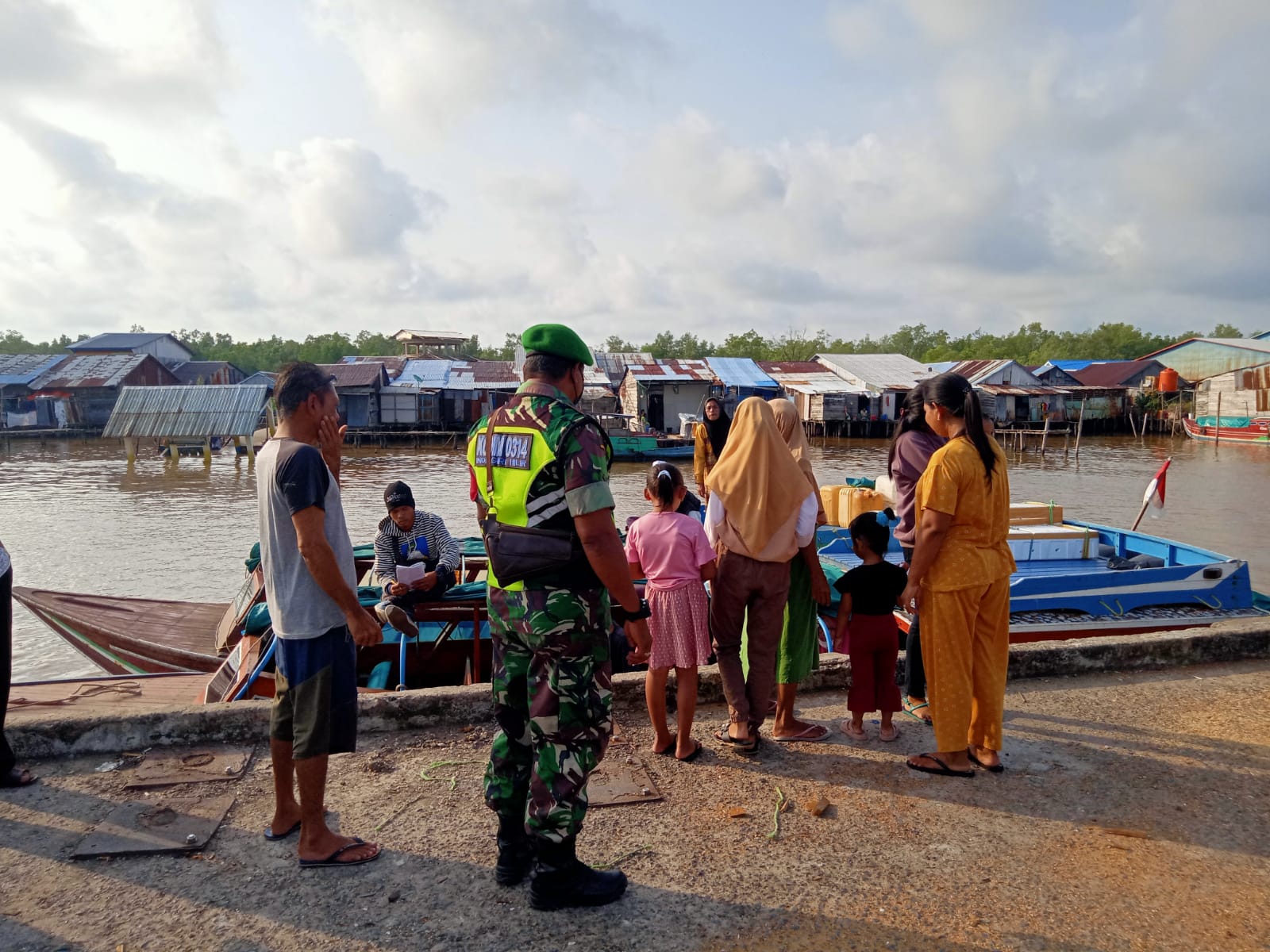 Babinsa Koramil 04/Kuindra Serda Ilyas Lakukan Pengecekan Penumpang Boot dan Pelaksanaan Komsos