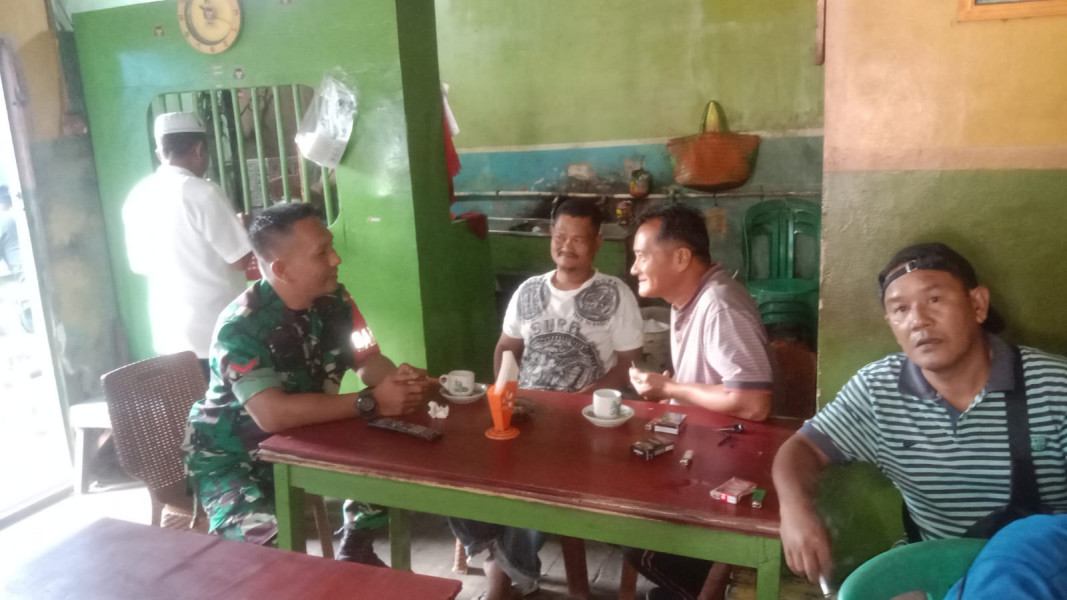 Eratkan Silaturahmi, Babinsa Koramil 05/Gas Kopda Umar Nasution Komsos Bersama Warga Diwarung Kopi