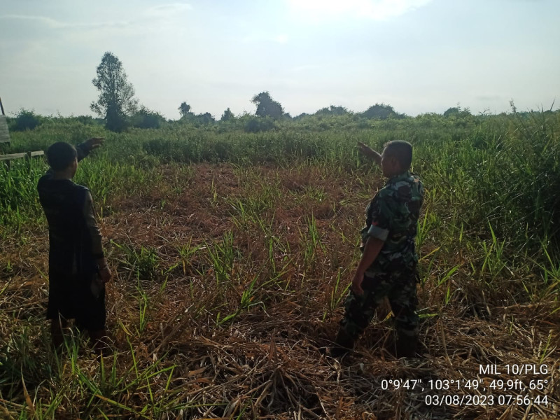 Rutin Turun ke Wilayah Guna Terus Pantau Titik Api Bersama Babinsa Koramil 10/Pelangiran