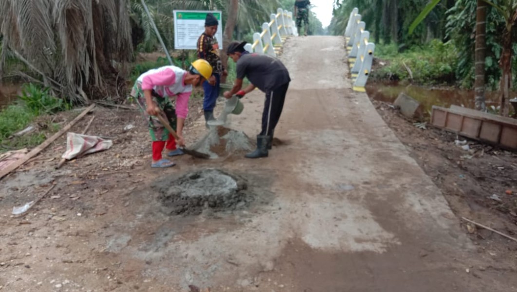 TMMD ke-123: Anggota Koramil 07/Reteh dan Masyarakat Tempuling Bekerja Sama Memperbaiki Jembatan
