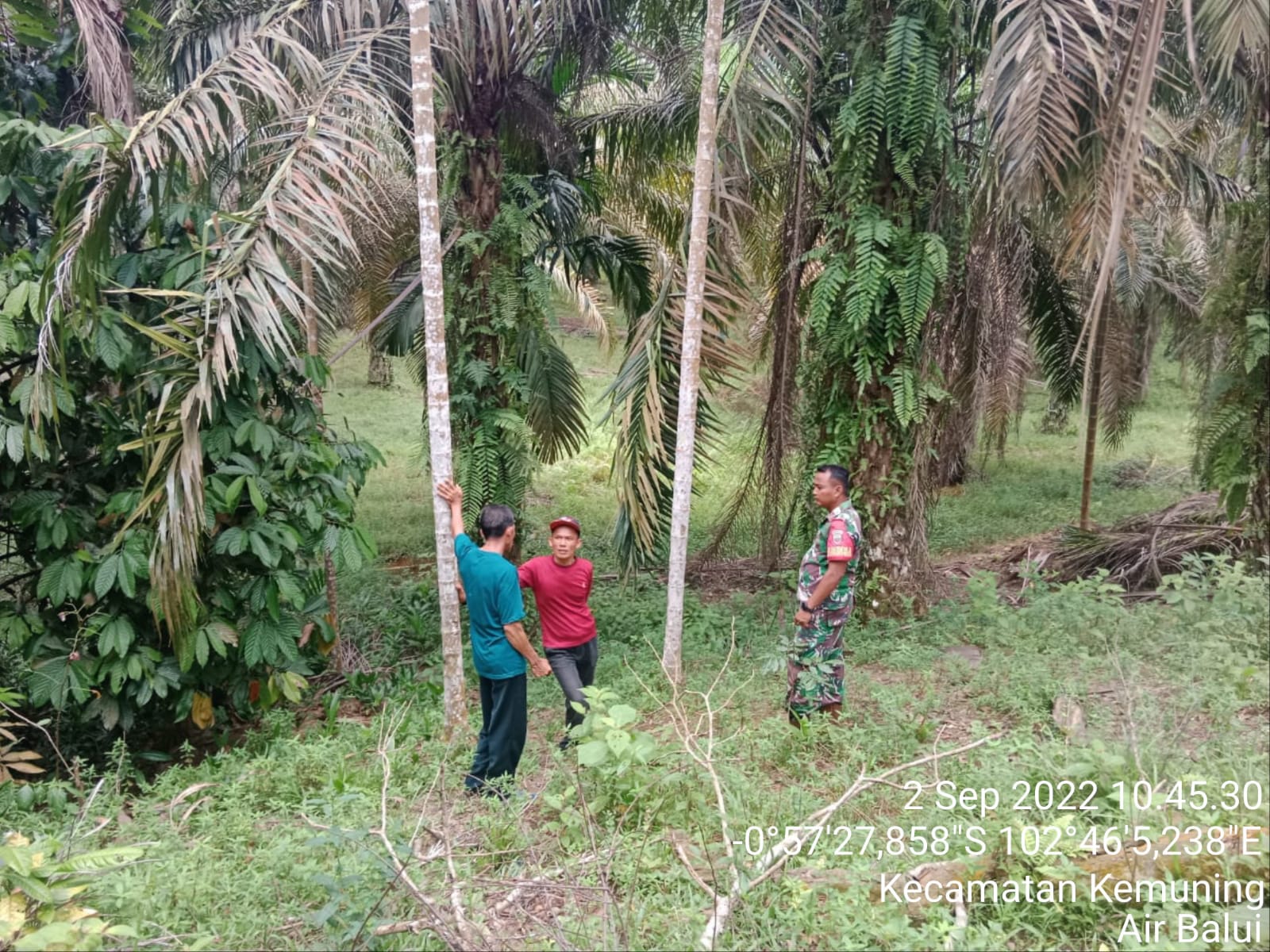 Babinsa Koramil 09/Kemuning Rutin Lakukan Patroli Guna Cegah Kebakaran di Sekitar