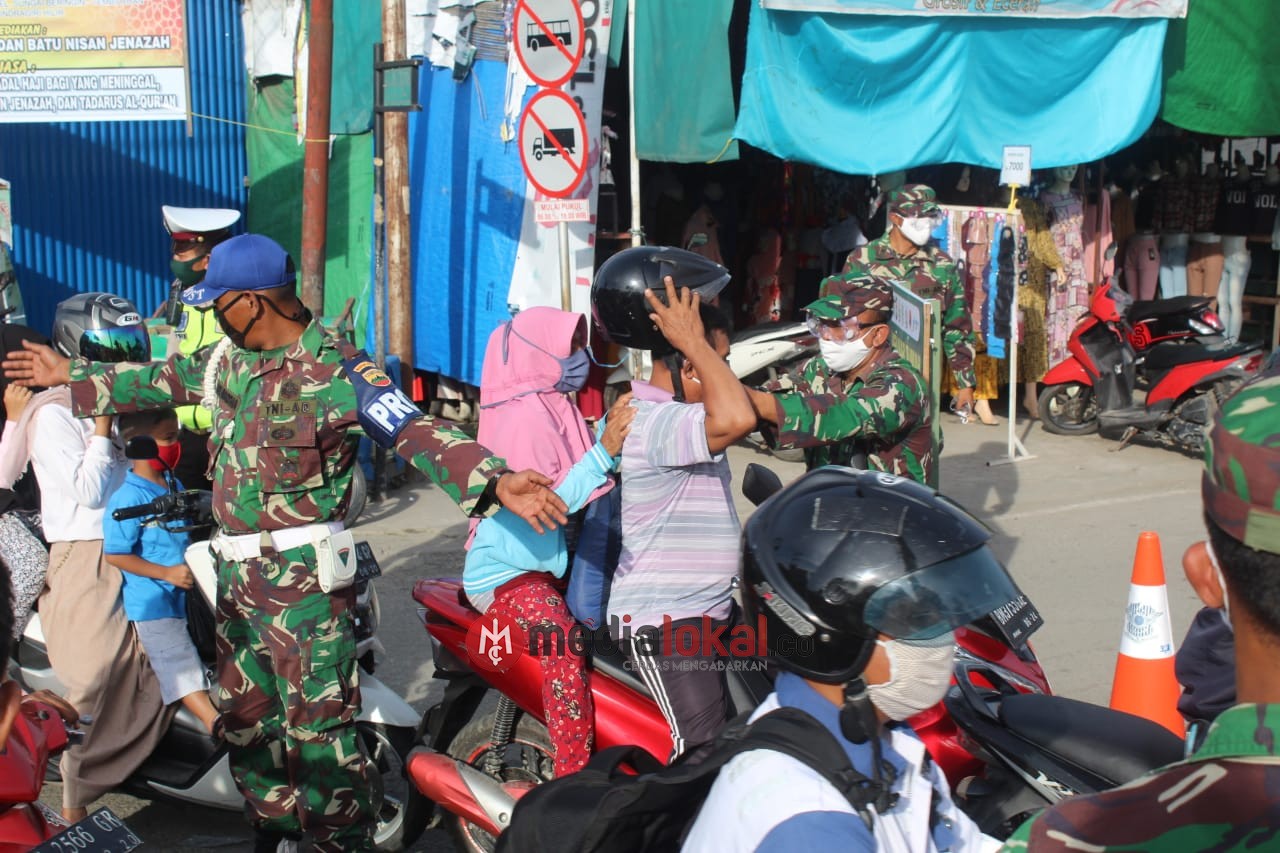 Kodim 0314/Inhil Bersama Tim Gugus Tugas Covid-19 Bagikan Masker dan Beri Peringatan