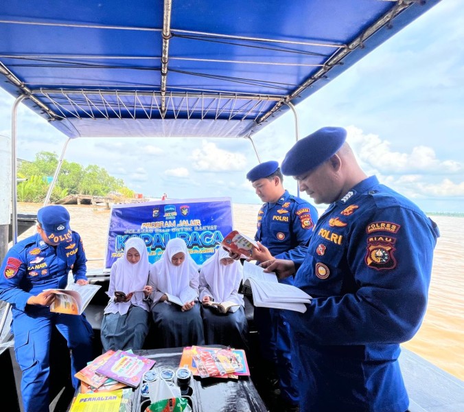 Satpolairud Polres Inhil Gelar Program 'Jalur' Pustaka Terapung Untuk Anak Pesisir Tembilahan