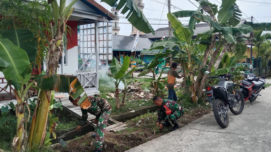 Bersama Warga Bhabinsa 05/Gas Umar Nasution Lakukan Gotong Royong