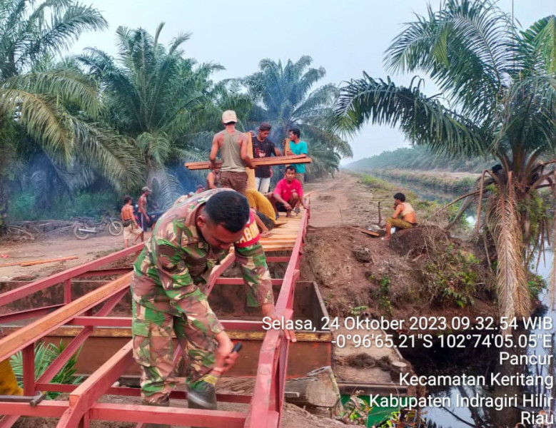 Giat Perbaiki Jembatan Yang Putus, Babinsa Koramil 09/Kemuning Turun Bersama Masyarakat Untuk Bergotong Royong