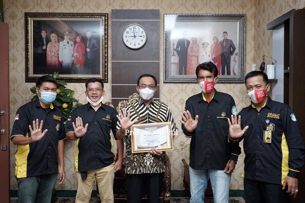 DPC Granat Inhil Serahkan Penghargaan Rangka HANI 2021 ke Bupati HM Wardan