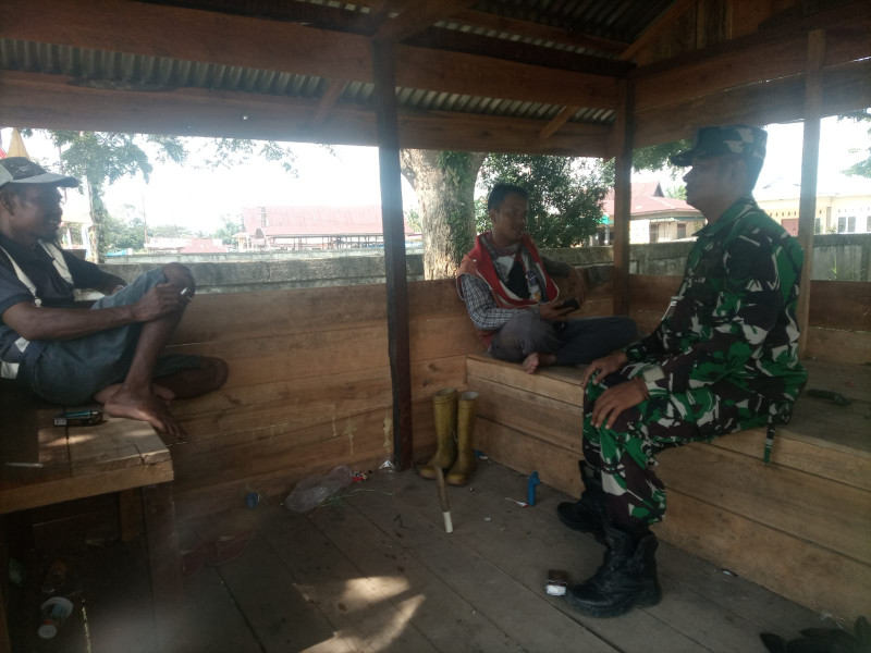 Melalui Komsos Babinsa 03/Tpl Sampaikan Pesan Jaga Ketertiban dan Kebersihan Lingkungan