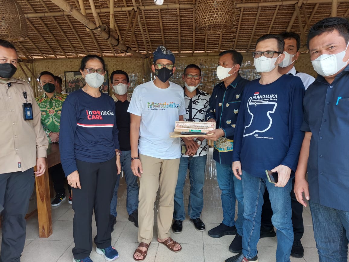 Bertemu Sandiaga Uno di Mandalika, Plt Bupati Suhardiman: Alhamdulillah Dapat Izin Pacu Jalur