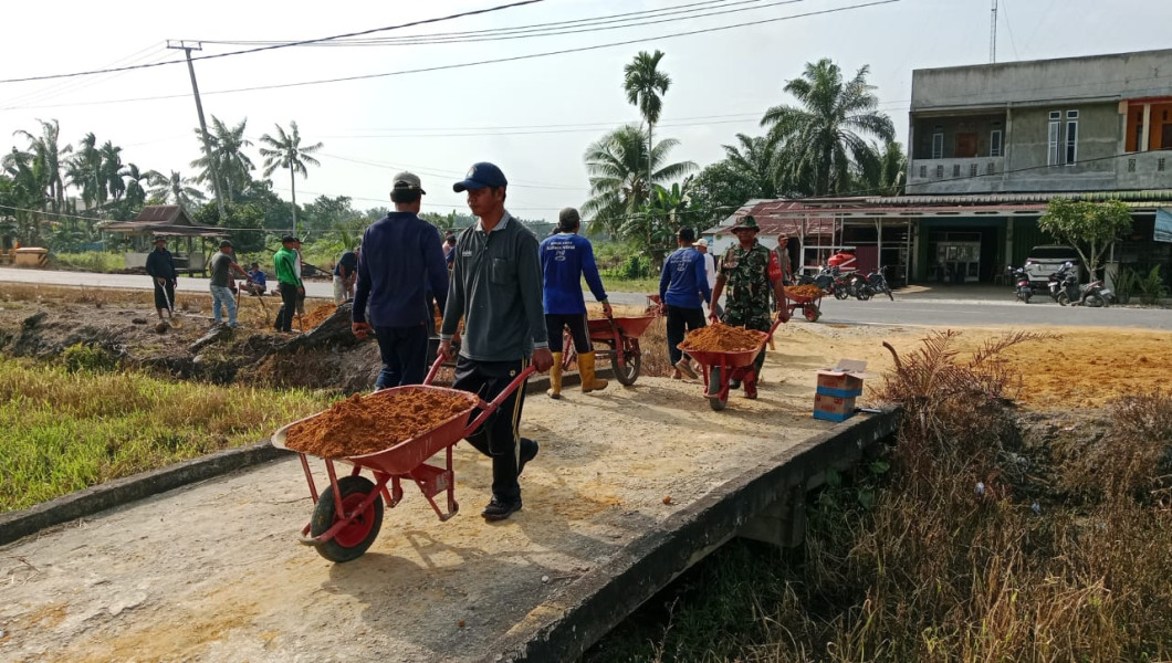 Babinsa Koramil 03/Tpl Bersama Warga Gotong Royong Penimbunan Halaman Kantor Camat