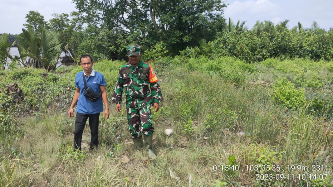 Babinsa Koramil 10/Pelangiran Telusuri Lahan dan Hutan Untuk Memantau Titik Api