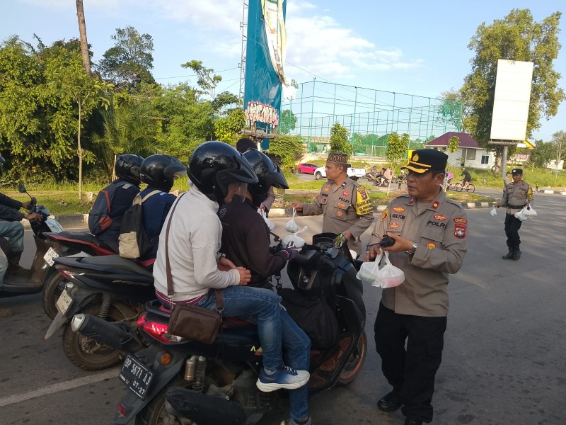 Polsek Sekupang Gelar Bakti Sosial dan Pembagian Takjil, Wujud Kepedulian kepada Masyarakat