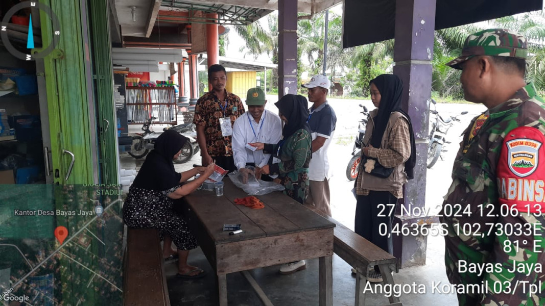 Babinsa Koramil 03/Tpl Dampingi Petugas KPPS di Bayas Jaya Datangi Warga Sakit Agar Bisa Nyoblos