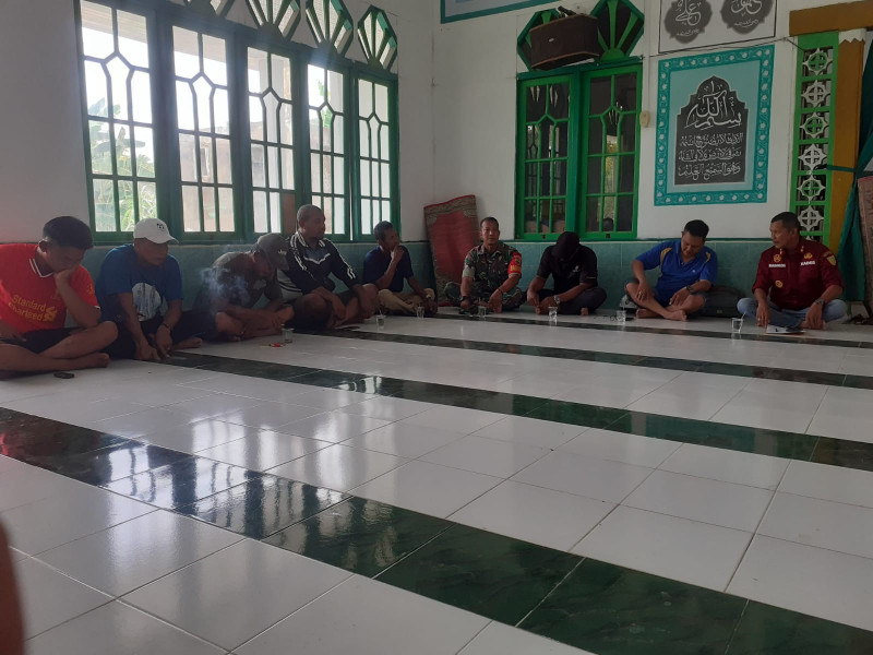 Babinsa Koramil 07/Reteh Membaur Bersama Warga dalam Berbagai Kegiatan Positif