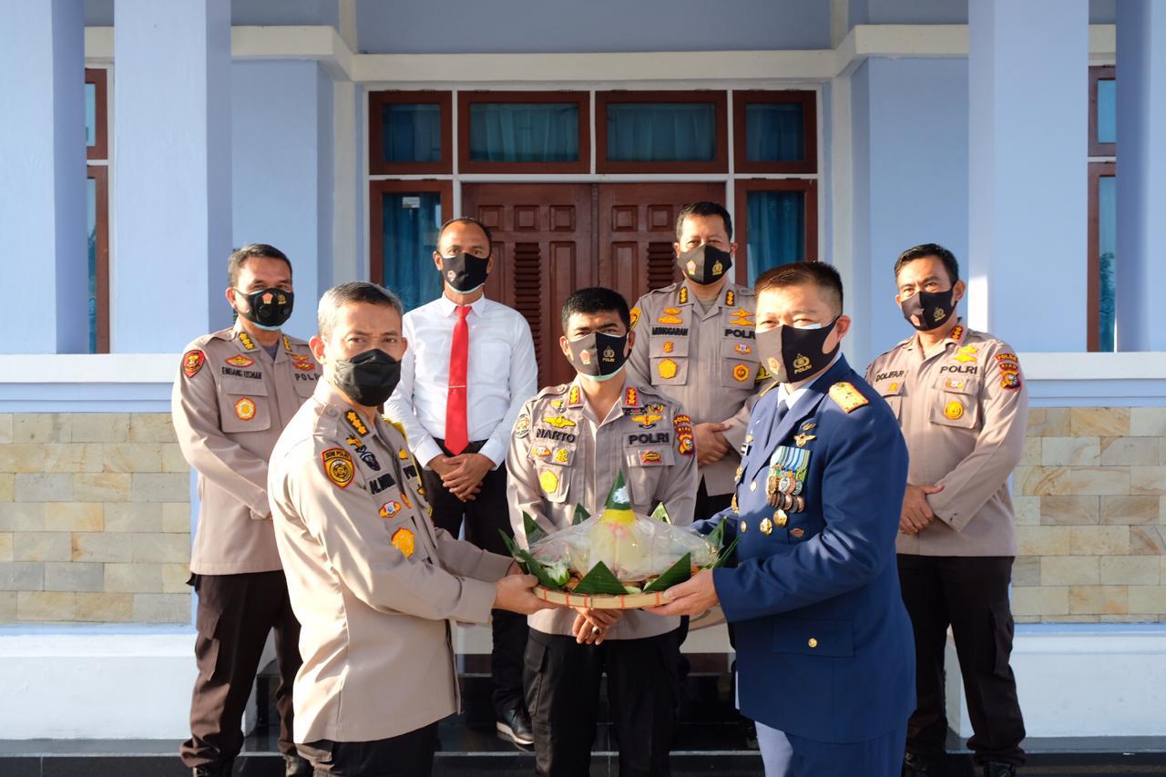 HUT TNI Ke-75, Kapolda Riau dan Rombongan  Berikan Surprise Kejajaran TNI