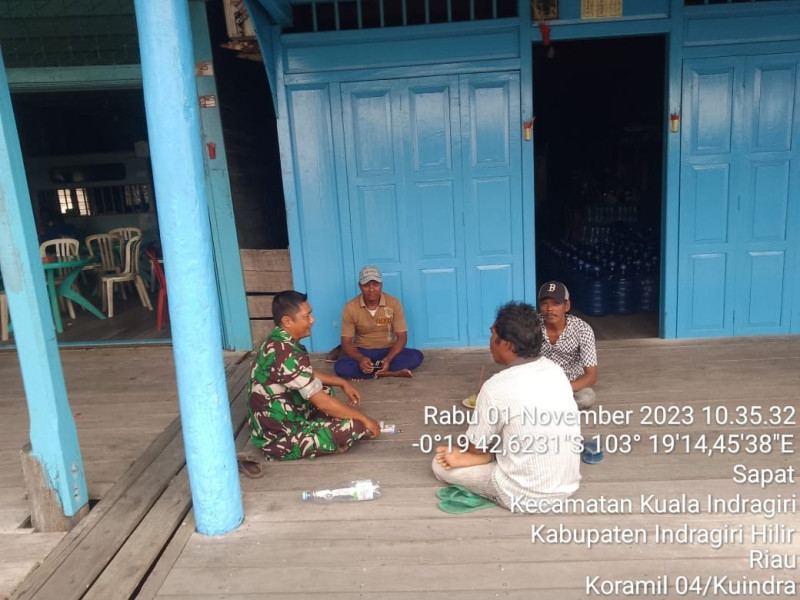 Dalam Komsos, Babinsa Koramil 04/Kuindra Mengajak Masyarakat Untuk Melakukan Hal-hal Yang Positif di Binaan