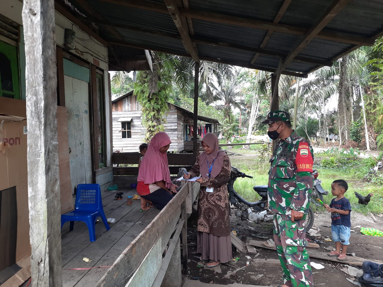 Bersama Kadus, Babinsa Data Ulang Jumlah Penduduk Di Dusun Jasa Tani