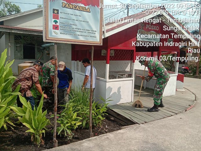 Babinsa Koramil 03/Tempuling Bersama Warga Gotong – royong Bersihkan Lingkungan Pos Ronda