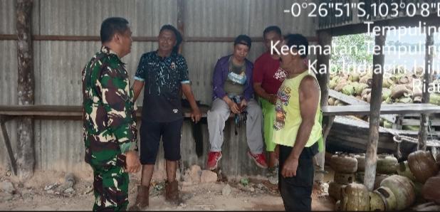 Tak Kenal Hari Libur, Babinsa 03/Tpl Gelar Komsos Bersama Warga Di Desa Binaan