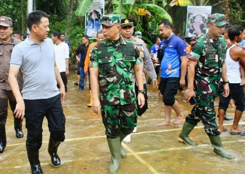 Pj Bupati Bersama Rombongan Tinjau Lokasi Banjir Sekaligus Berikan Bantuan