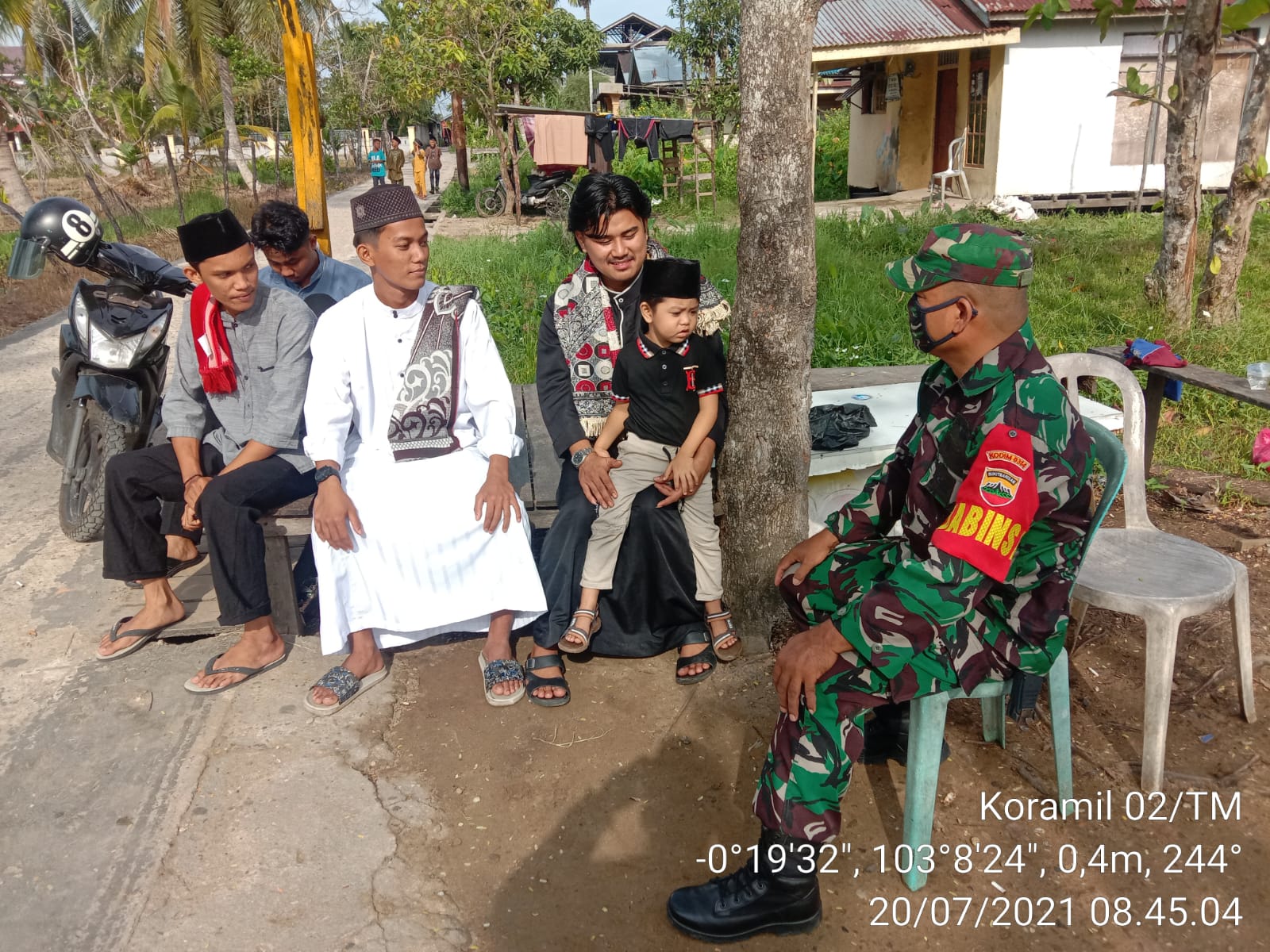Disuasana Idul Adha, Babinsa Koramil 02/Tanah Merah Lakukan Komsos Bersama Warga