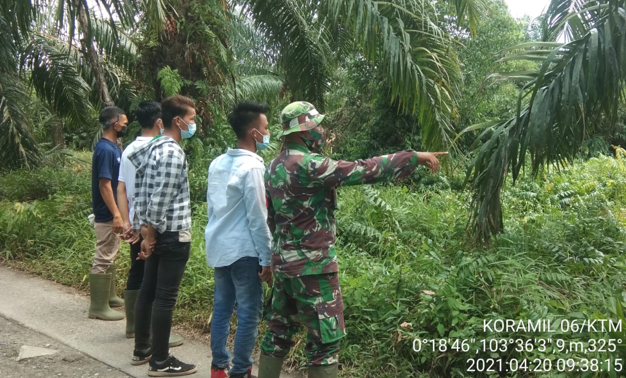 Babinsa Serda Lendi Piter Gencar Lakukan Patroli Kebakaran Hutan Bersama Masyarakat