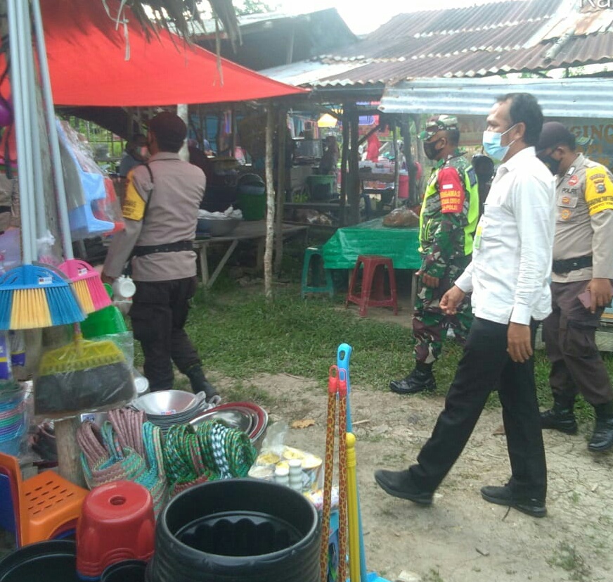 Aparat Gabungan Bersama Intansi Terkait di Siak Melaksanakan Pendisiplinan Masyarakat di Sai Mempura