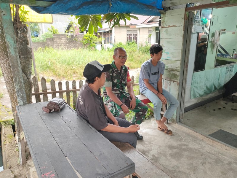 Babinsa koramil 03/Tpl, Sertu Ichlas Manalu: Membangun Kebersamaan dengan Pemuda Desa Danau Pulai Indah melalui Komsos dan Gotong Royong