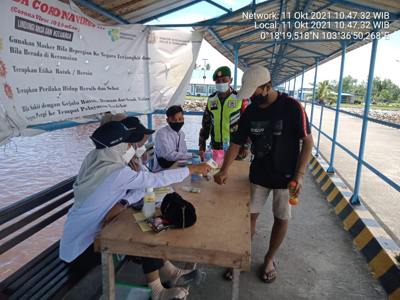 Anggota TNI Serda Lendi Piter Sirimba Laksanakan Penegakan Disiplin di Pelabuhan