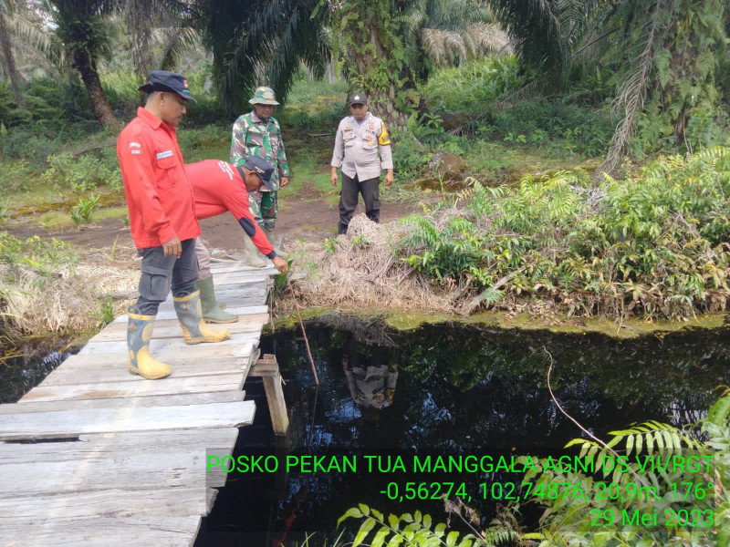 Bersama Tim Gabungan, Babinsa 03/Tpl Lakukan Patroli Karhutla Dan Pengecakan Embung