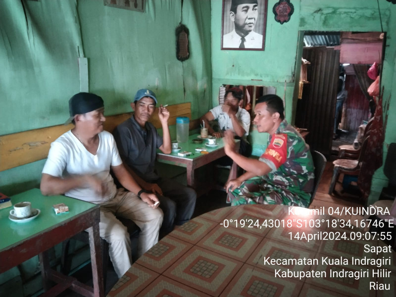 Pupuk Jiwa-jiwa Pancasila Bersama Babinsa Koramil 04/Kuindra Melalui Komsos Dengan Masyarakat Setempat