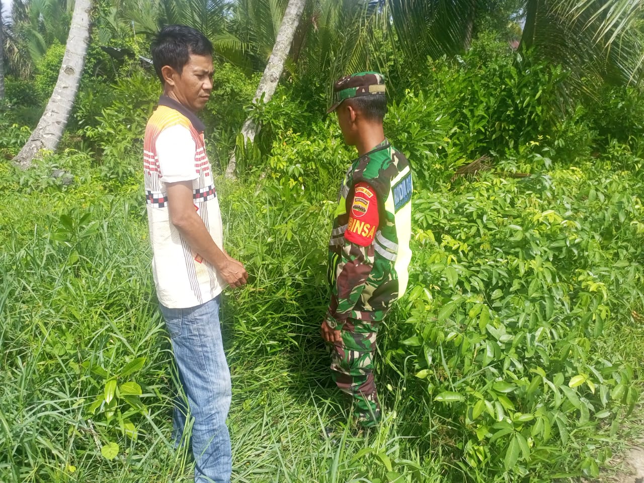 Bersama Masyarakat Petani, Babinsa Koramil 04/Kuindra Rutin Turun Ke Wilayah