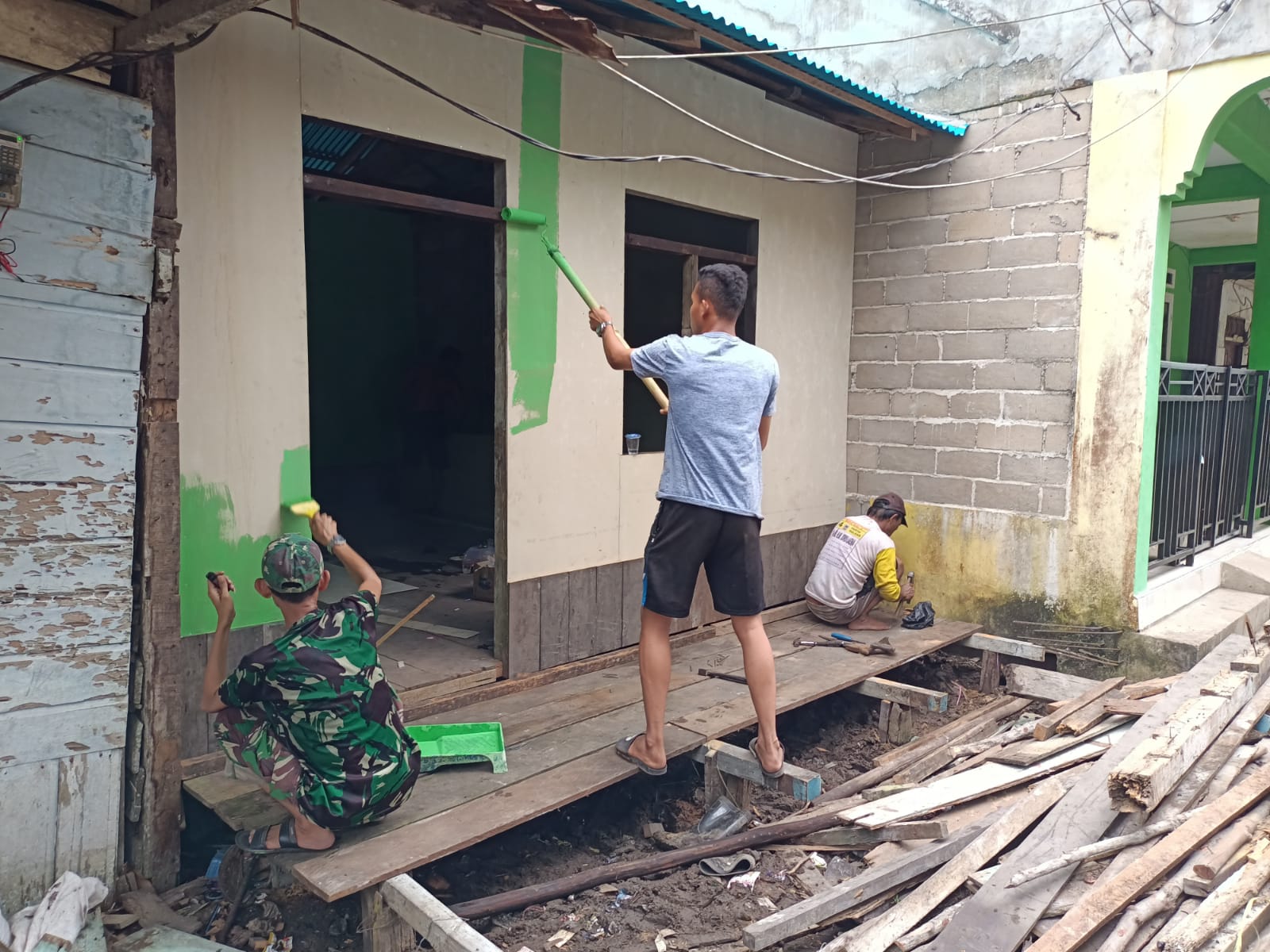 Bhakti Sosial Bersama Warga Untuk Rehab Rumah Tidak Layak Huni Oleh Babinsa Koramil 07/Reteh